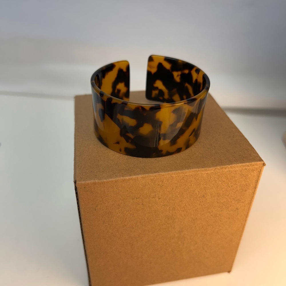 Tortoise Shell Cuff Bracelet - Picture 4 of 4